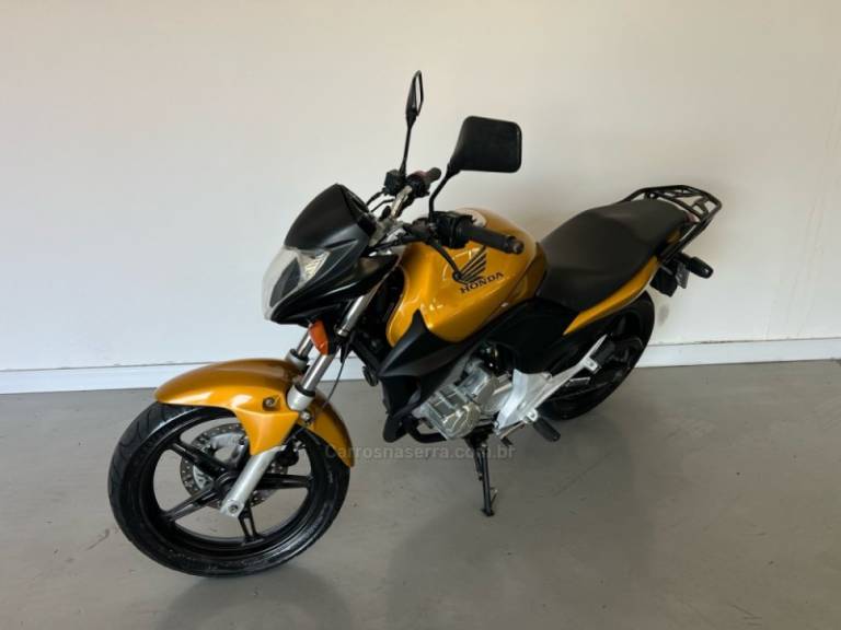 HONDA - CB 300R - 2011/2011 - Dourada - R$ 11.900,00